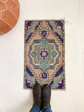 Load image into Gallery viewer, No. 521 - 1.5&#39; x 2.6&#39; Vintage Turkish Mini Rug
