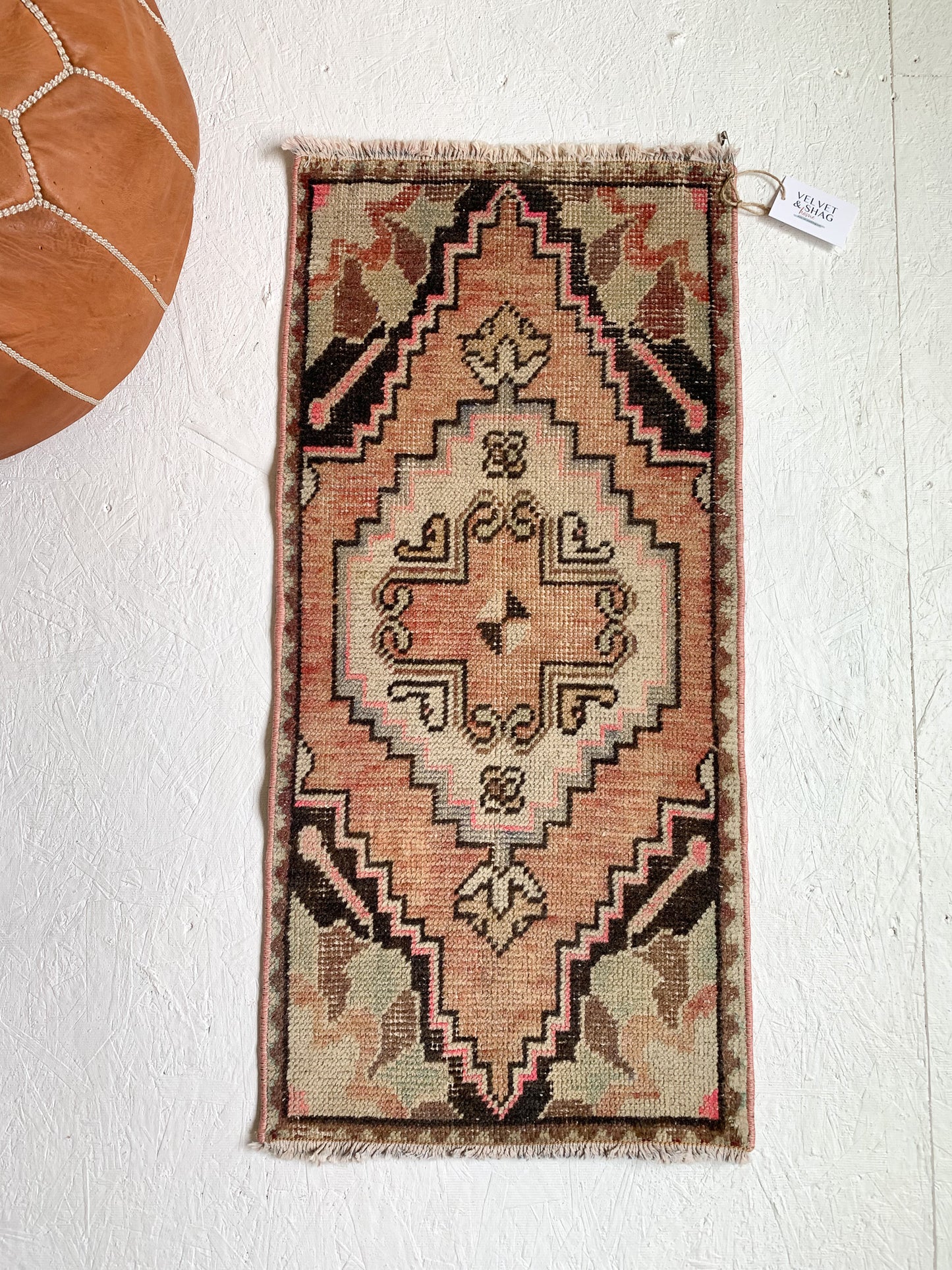 No. 523 - 1.4' x 3.1' Vintage Turkish Mini Rug