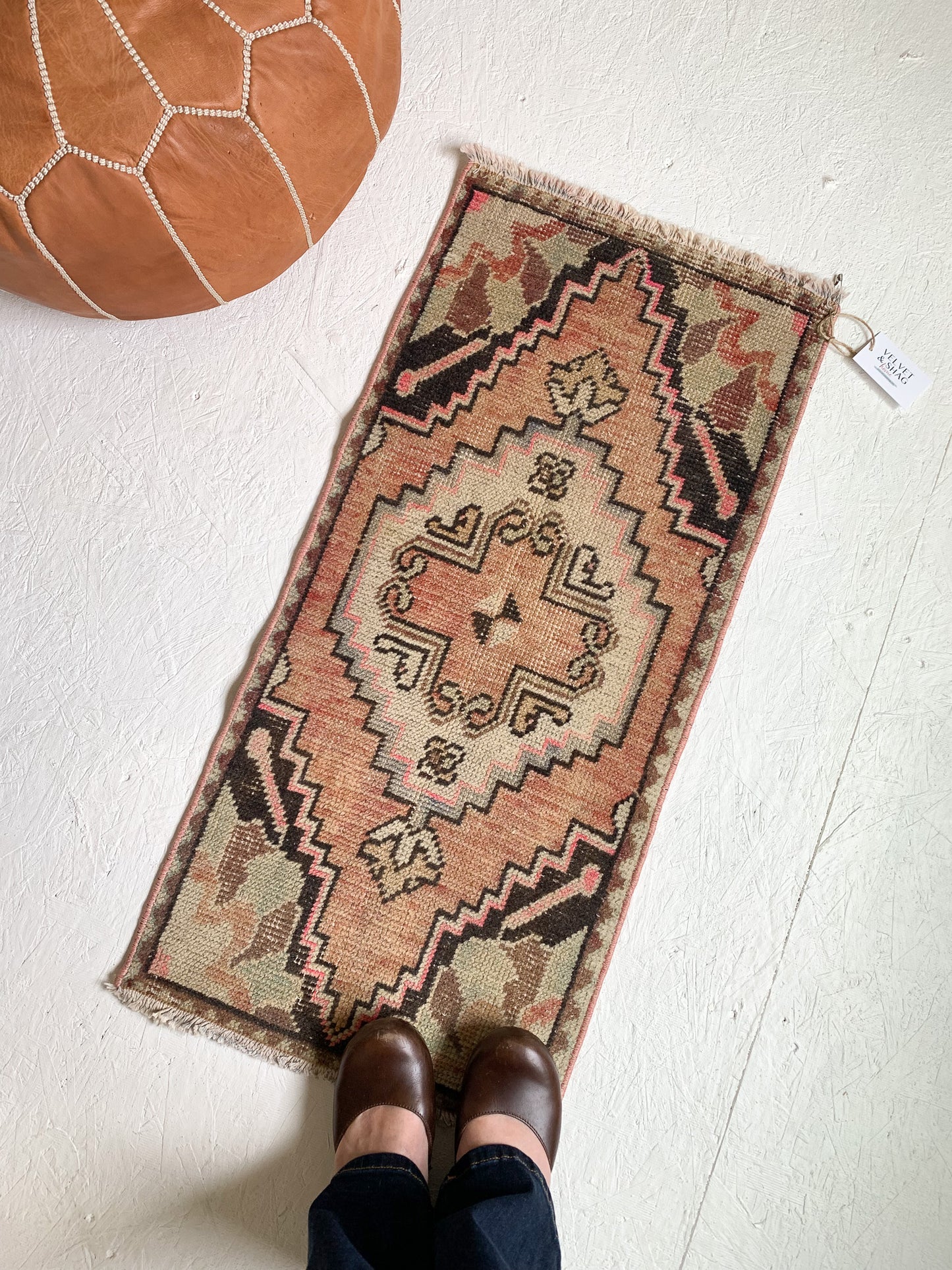 No. 523 - 1.4' x 3.1' Vintage Turkish Mini Rug