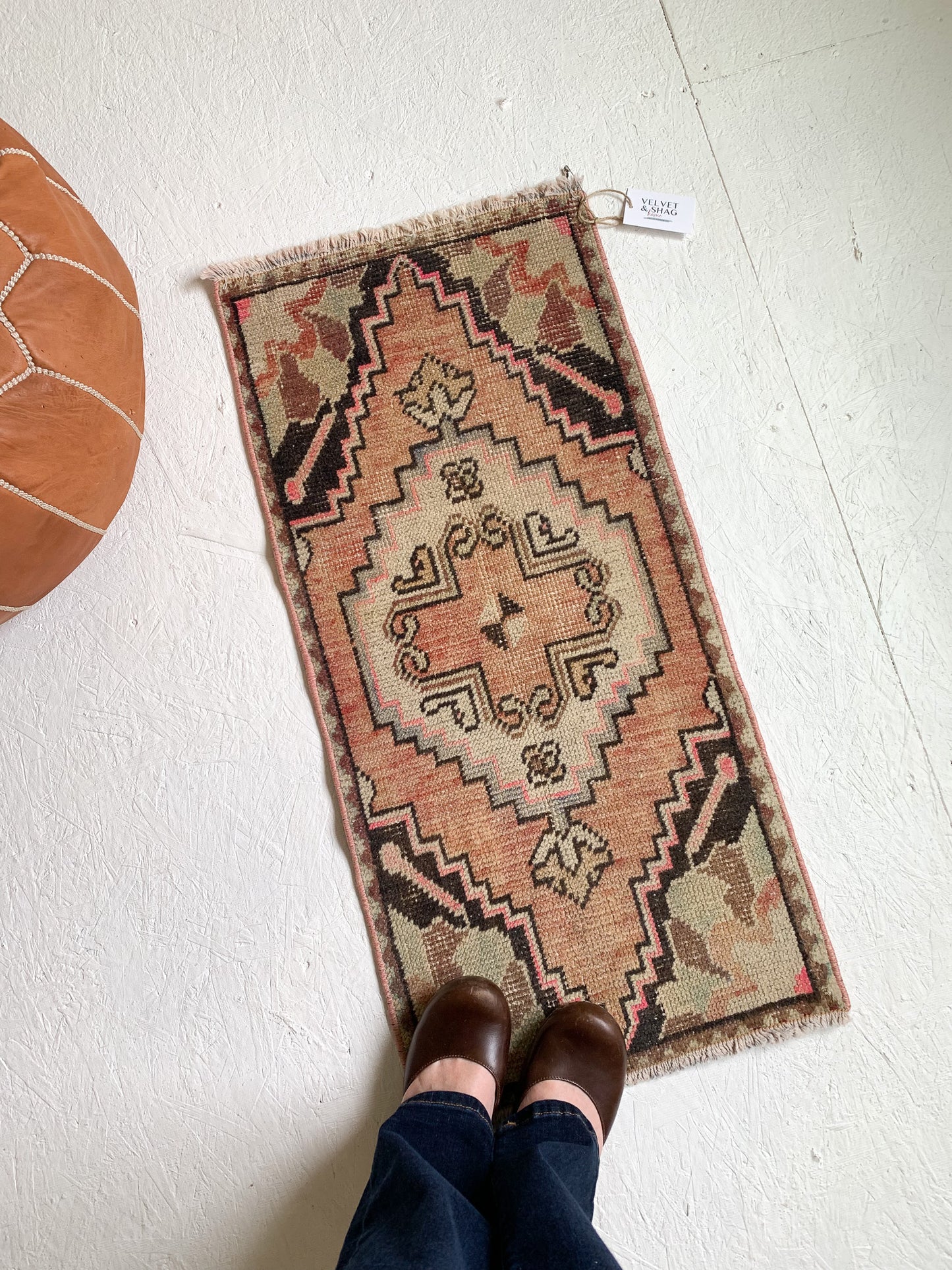 No. 523 - 1.4' x 3.1' Vintage Turkish Mini Rug