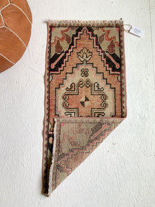 No. 523 - 1.4' x 3.1' Vintage Turkish Mini Rug