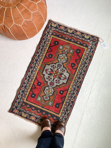 No. 526 - 1.8' x 3.4' Vintage Turkish Mini Rug