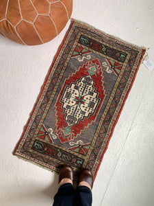 No. 527 - 1.8' x 3.3' Vintage Turkish Mini Rug