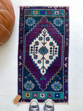 Load image into Gallery viewer, Marilyn - 1.6&#39; x 3.0&#39; Vintage Turkish Oushak Mini Rug
