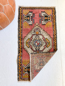 No. 529 - 1.6' x 3.2' Vintage Turkish Mini Rug