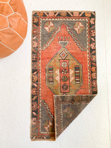 No. 532 - 1.7' x 3.4' Vintage Turkish Mini Rug