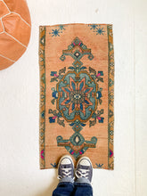 Load image into Gallery viewer, No. 534 - 1.5&#39; x 2.9&#39; Vintage Turkish Mini Rug
