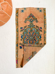 No. 534 - 1.5' x 2.9' Vintage Turkish Mini Rug