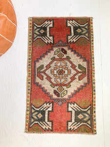 No. 539 - 1.6' x 2.8' Vintage Turkish Mini Rug