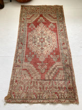 Load image into Gallery viewer, Max - 3.2&#39; x 6.8&#39; Vintage Turkish Area Rug
