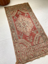 Load image into Gallery viewer, Max - 3.2&#39; x 6.8&#39; Vintage Turkish Area Rug
