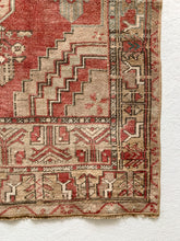 Load image into Gallery viewer, Max - 3.2&#39; x 6.8&#39; Vintage Turkish Area Rug
