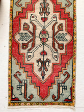 Load image into Gallery viewer, Harper - 1.6&#39; x 3.2&#39; Vintage Turkish Mini Rug
