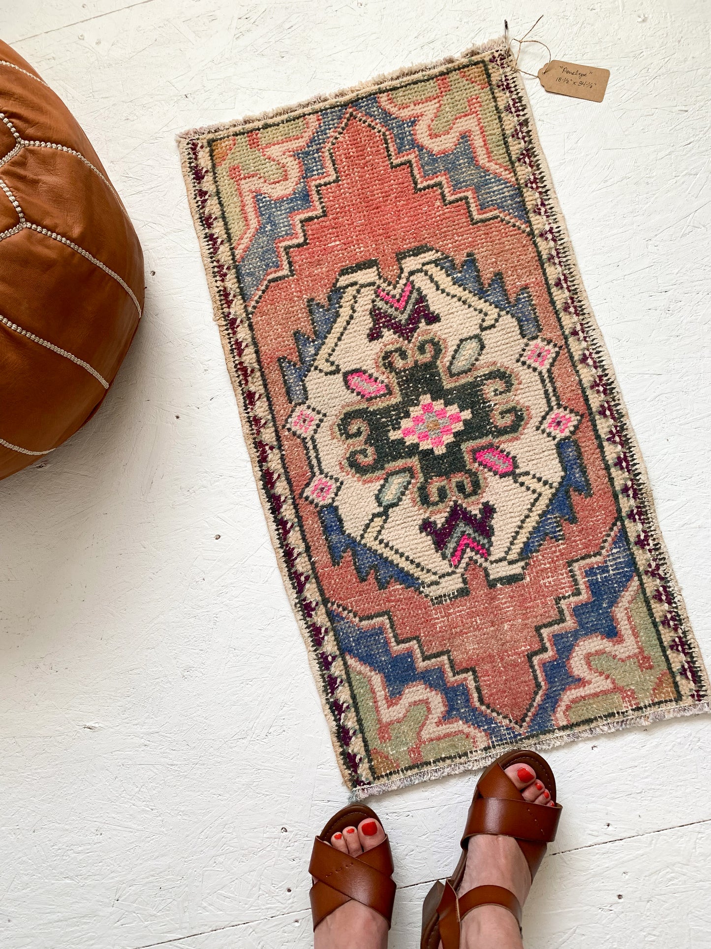 Penelope - 1.5' x 2.9' Vintage Turkish Mini Rug