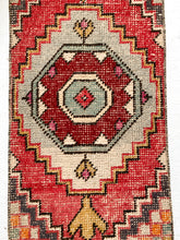 Load image into Gallery viewer, Chloe - 1.3&#39; x 3.0&#39; Vintage Turkish Mini Rug
