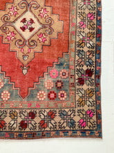 Load image into Gallery viewer, Summer - 4.0&#39; x 8.0&#39; Vintage Turkish Area Rug
