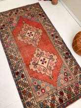 Load image into Gallery viewer, Summer - 4.0&#39; x 8.0&#39; Vintage Turkish Area Rug
