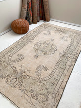 Load image into Gallery viewer, Buttercream - 5.1&#39; x 8.5&#39; Vintage Turkish Area Rug
