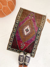 Load image into Gallery viewer, Gladys - 1.7&#39; x 2.6&#39; Vintage Turkish Mini Rug

