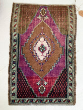 Load image into Gallery viewer, Gladys - 1.7&#39; x 2.6&#39; Vintage Turkish Mini Rug
