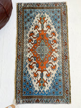 Load image into Gallery viewer, Jara - 1.6&#39; x 3.0&#39; Vintage Turkish Mini Rug
