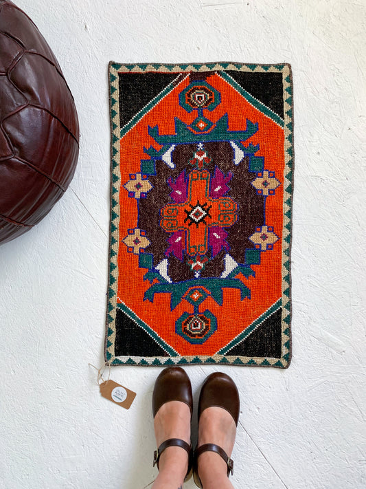 Yara - 1.5' x 2.5' Vintage Turkish Mini Rug Wall Hanging