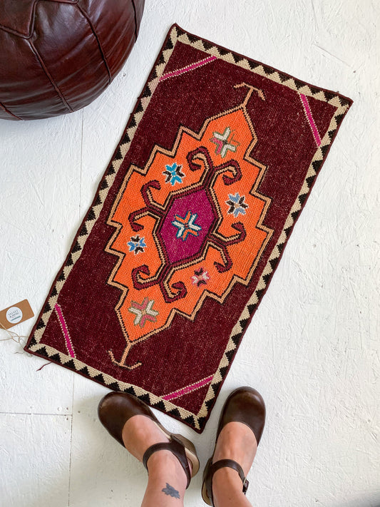 Petra - 1.5' x 2.7' Vintage Turkish Mini Rug Wall Hanging