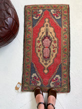 Load image into Gallery viewer, Tulip - 1.8&#39; x 3.4&#39; Vintage Turkish Oushak Mini Rug
