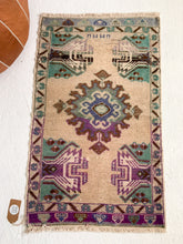 Load image into Gallery viewer, Damaris - 1.8&#39; x 3.0&#39; Vintage Turkish Mini Rug
