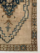 Load image into Gallery viewer, Azra - 3.8&#39; x 6.5&#39; Vintage Turkish Area Rug
