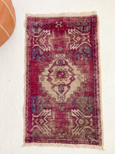 Load image into Gallery viewer, Pixie - 1.7&#39; x 2.9&#39; Vintage Turkish Mini Rug
