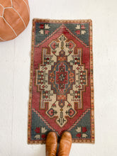 Load image into Gallery viewer, Queen - 1.8&#39; x 3.5&#39; Vintage Turkish Mini Rug
