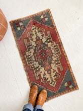 Load image into Gallery viewer, Queen - 1.8&#39; x 3.5&#39; Vintage Turkish Mini Rug
