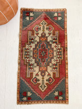 Load image into Gallery viewer, Queen - 1.8&#39; x 3.5&#39; Vintage Turkish Mini Rug
