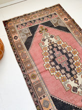 Load image into Gallery viewer, Sophie - 4.1&#39; x 7.5&#39; Vintage Turkish Area Rug
