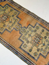 Load image into Gallery viewer, Matilda - 3.0&#39; x 8.9&#39; Vintage Turkish Runner Rug
