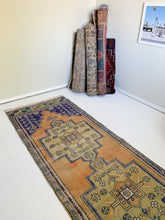 Load image into Gallery viewer, Matilda - 3.0&#39; x 8.9&#39; Vintage Turkish Runner Rug

