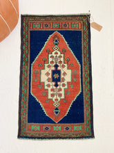 Load image into Gallery viewer, Caroline - 1.7&#39; x 3.0&#39; Vintage Turkish Mini Rug
