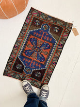 Load image into Gallery viewer, Piper - 1.6&#39; x 2.6&#39; Vintage Turkish Mini Rug
