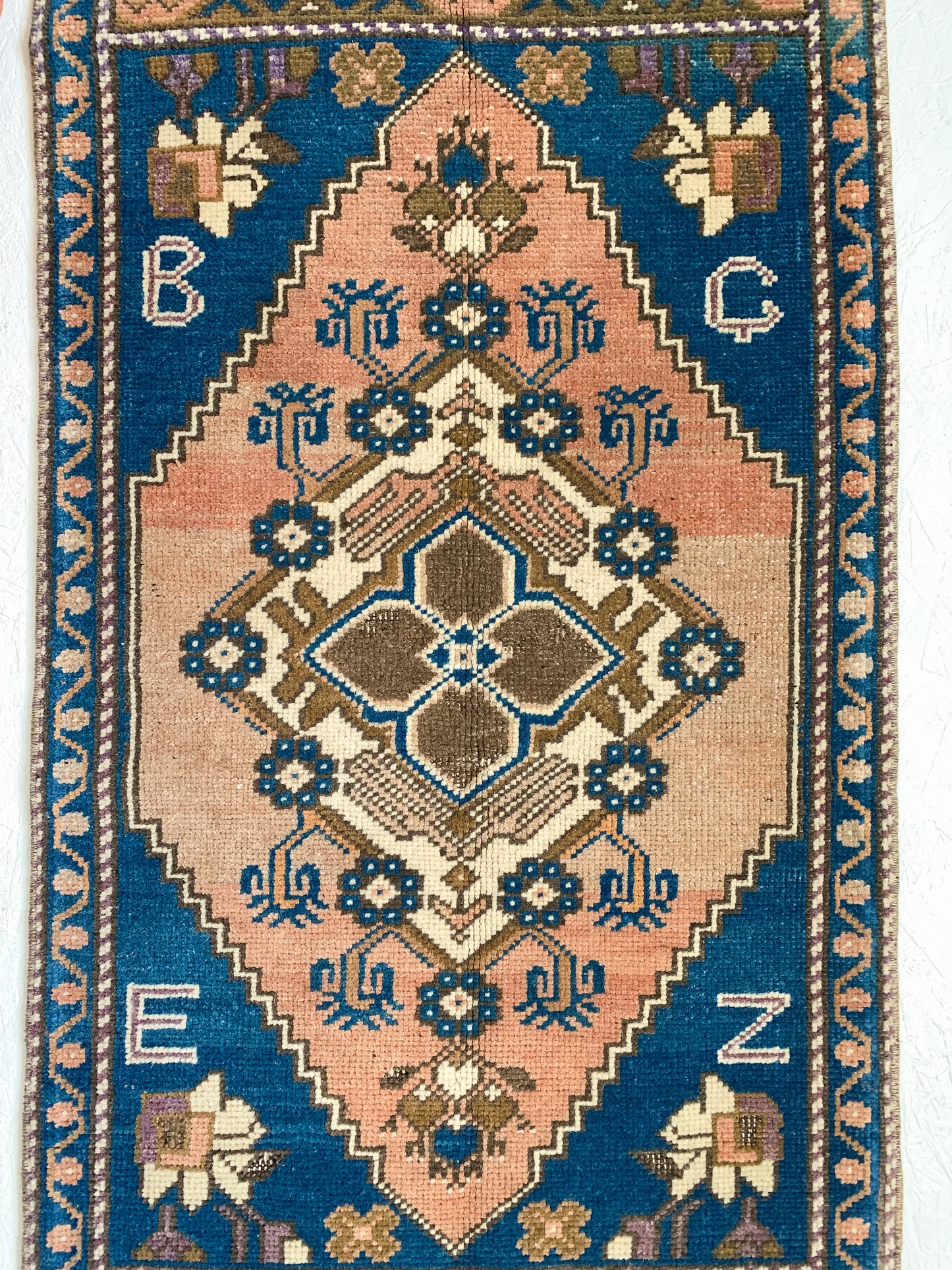 Nora - 1.9' x 3.8' Vintage Turkish Mini Rug