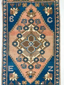 Nora - 1.9' x 3.8' Vintage Turkish Mini Rug