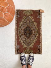 Load image into Gallery viewer, Erin - 1.6&#39; x 2.7&#39; Vintage Turkish Mini Rug
