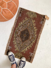 Load image into Gallery viewer, Erin - 1.6&#39; x 2.7&#39; Vintage Turkish Mini Rug
