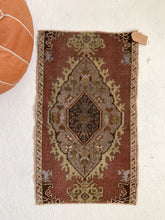 Load image into Gallery viewer, Erin - 1.6&#39; x 2.7&#39; Vintage Turkish Mini Rug
