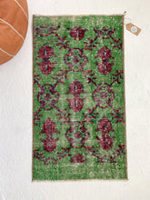Load image into Gallery viewer, Hadley - 1.8&#39; x 3.1&#39; Vintage Turkish Mini Rug
