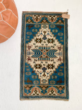 Load image into Gallery viewer, MacKenzie - 1.6&#39; x 3.0&#39; Vintage Turkish Mini Rug
