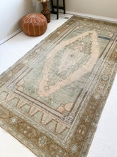 Load image into Gallery viewer, Calista - 4.8&#39; x 9.6&#39; Vintage Turkish Area Rug
