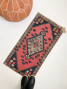 Candice - 1.7' x 3.3' Vintage Turkish Mini Rug